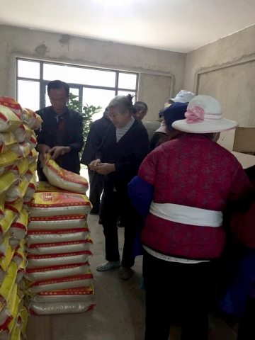 云南龍騰物業(yè)端午節(jié)關(guān)愛老人愛心活動(dòng) 云南龍騰物業(yè)端午節(jié)關(guān)愛老人愛心活動(dòng)